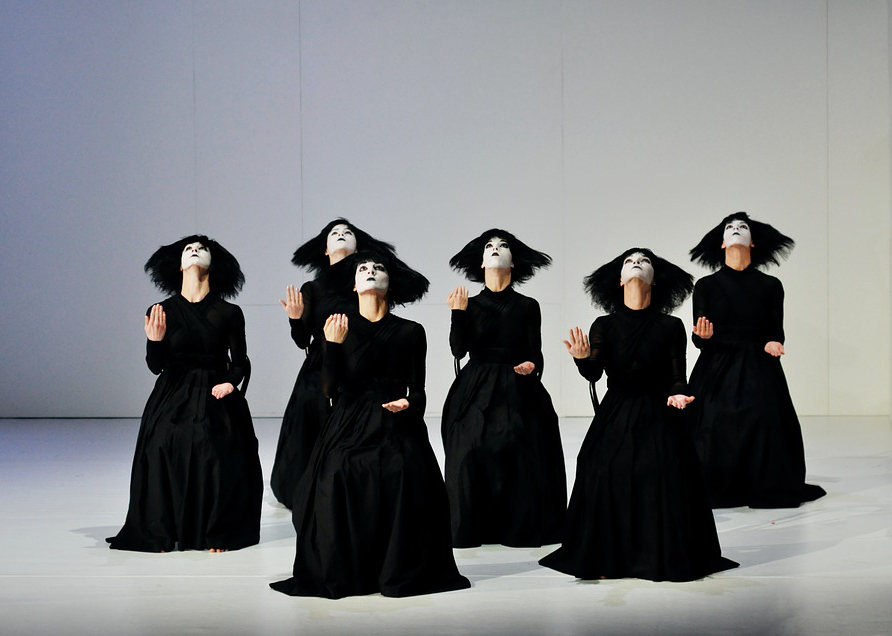 Sur une scène dépouillée, 6 danseuses en noir, grande chevelure noire, le regard levé