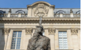 Haut de la statue de Dreyfus dans la cour du MAHJ et de la façade du musée