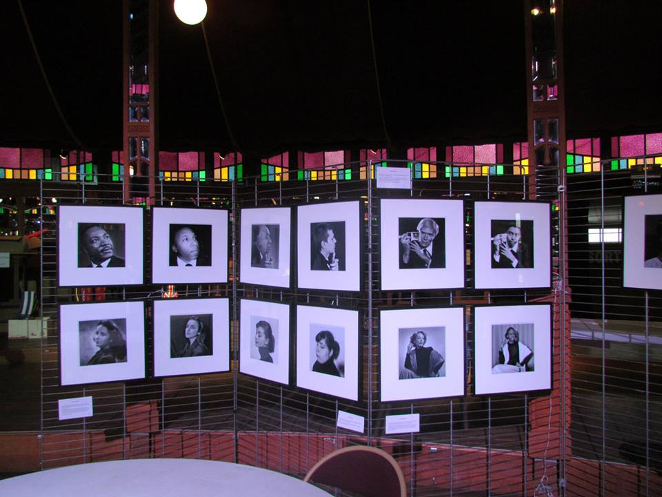 Des photos encadrés d’Étasuniens célèbres sur des panneaux - ArtExpro 2014