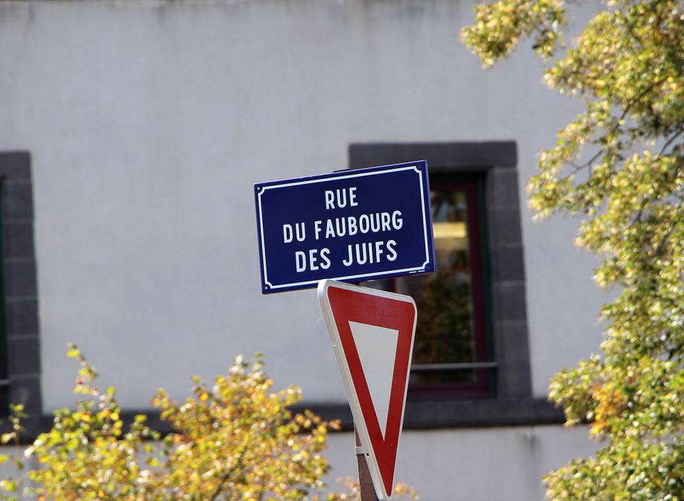 Plaque de rue ‘RUE DU FAUBOURG DES JUIFS’, dessous, un panneau de signalisation de cédez-le-passage
