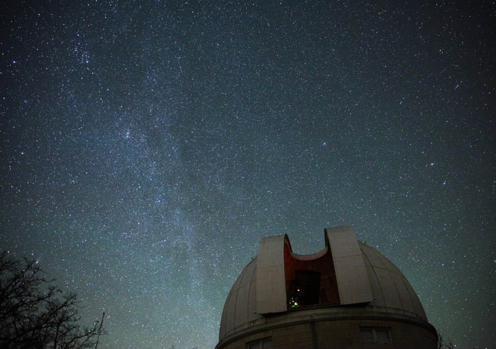 Vue de la coupole de l’observatoire de Haute-Provence ouverte, en fond, la Voie lactée