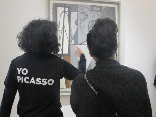 2 personnes de dos devant un tableau ‘L’atelier’ (1928-1929), sur un tee-shirt ‘YO PICASSO’