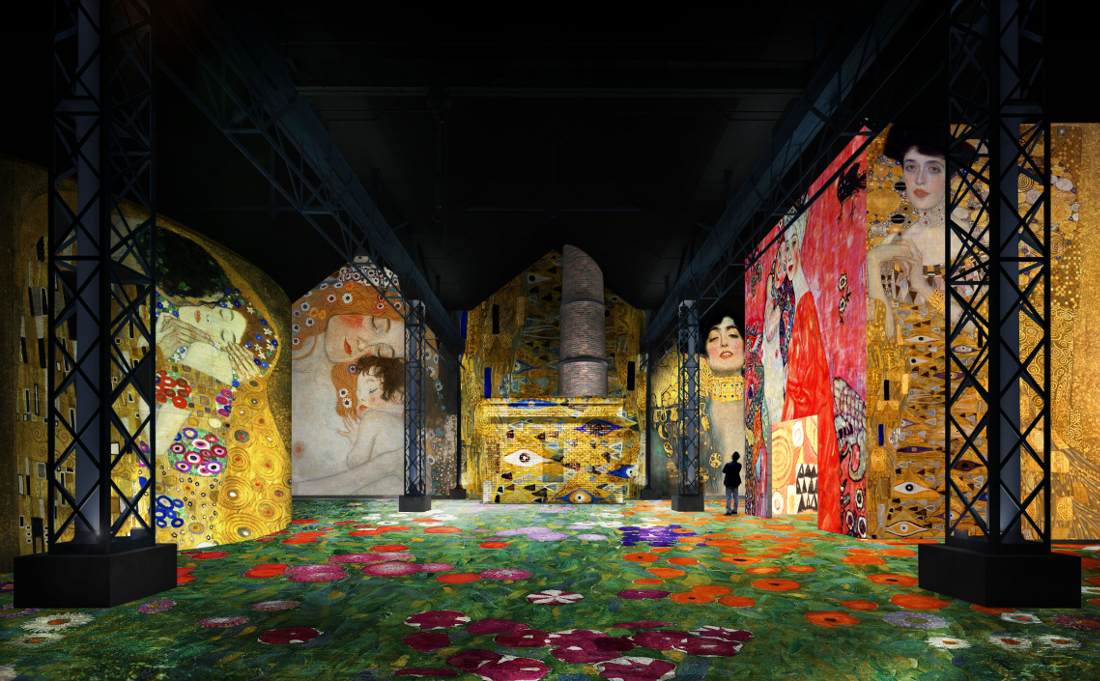 Vue de l’Atelier des lumières : des peintures de Klimt en projection du sol jusqu’au plafond