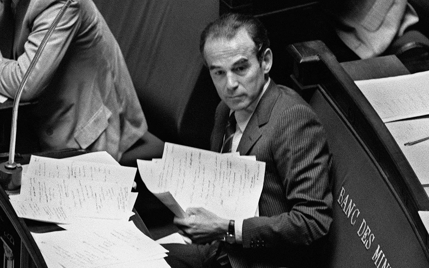 Robert Badinter, ministre de la Justice, assis à l’Assemblée nationale le 17 septembre 1981