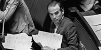 Robert Badinter, ministre de la Justice, assis à l’Assemblée nationale le 17 septembre 1981