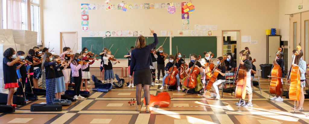 Un orchestre à l’école dans une salle de classe