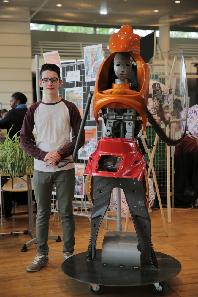 Un lycéen et un robot humanoïde du lycée Gustave Eiffel (La Varenne-Saint-Hilaire – 94)