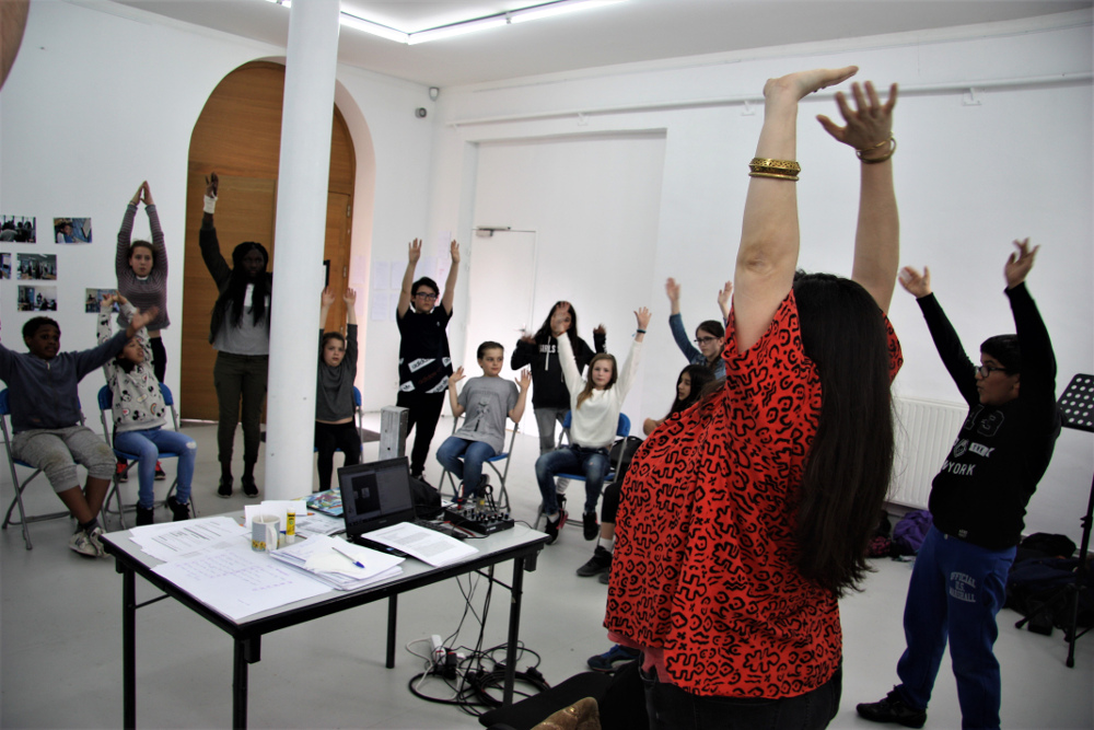 Atelier danse : les jeunes présents lèvent les bras