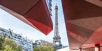 La tour Eiffel dans une découpure de l’avant-toit du musée du quai Branly-Jacques Chirac