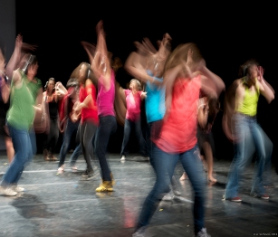 Danseurs en mouvement sur scène, © A. Richard, 2013