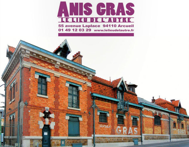 Vue des bâtiments en briques d’Anis Gras, en haut, logo ‘ANIS GRAS - LE LIEU DE L’AUTRE’