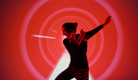 Une danseuse devant une projection de tunnel rouge en infographie