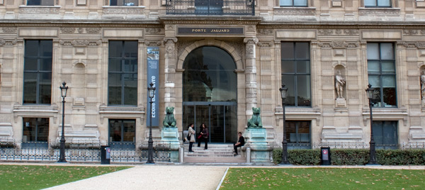 La porte Jaujard, entrée de l’École du Louvre, Aile de Flore du Palais du Louvre
