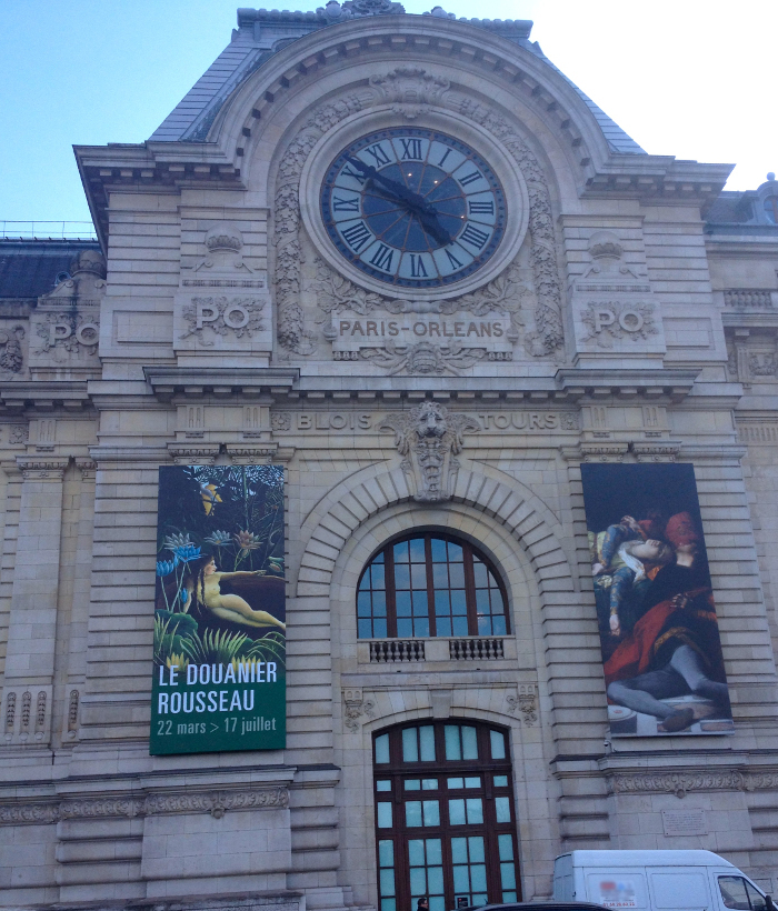 Une horloge du musée côté Seine avec 2 panneaux Le Douanier Rousseau et …
