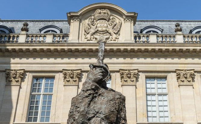 Haut de la statue de Dreyfus dans la cour du MAHJ et de la façade du musée