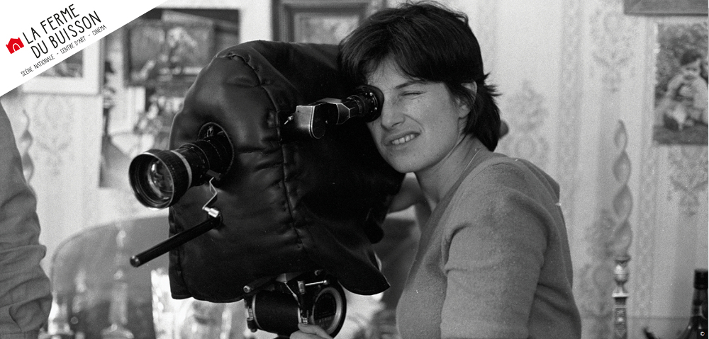 Visuel de la Ferme du Buisson sur photo en fond de Chantal Akerman derrière une caméra