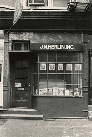 Devanture de la librairie J.N. Herlin, Inc., 68 Thompson Street, New York, 1985. Photographie