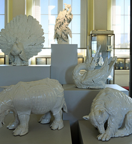 Vue de la collection de céramiques présentant des animaux