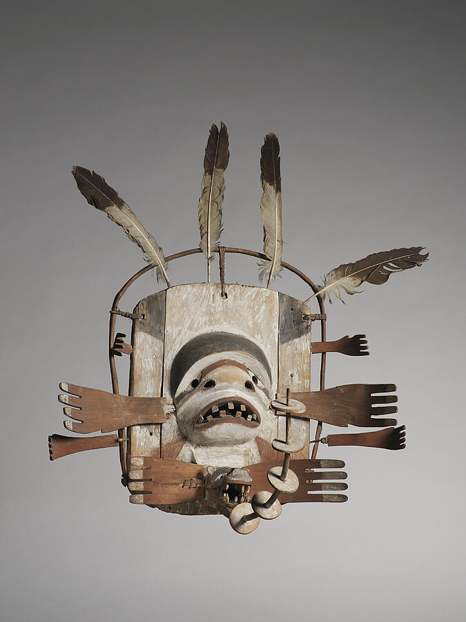 Masque cérémoniel kegginaquq, Alaska, culture Yup’ik, début du XXᵉ siècle, bois peint, plumes, cuir