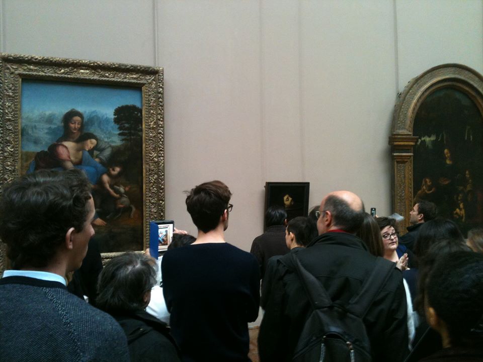Les stagiaires devant le tableau La Vierge, l’Enfant Jésus et sainte Anne de Léonard de Vinci