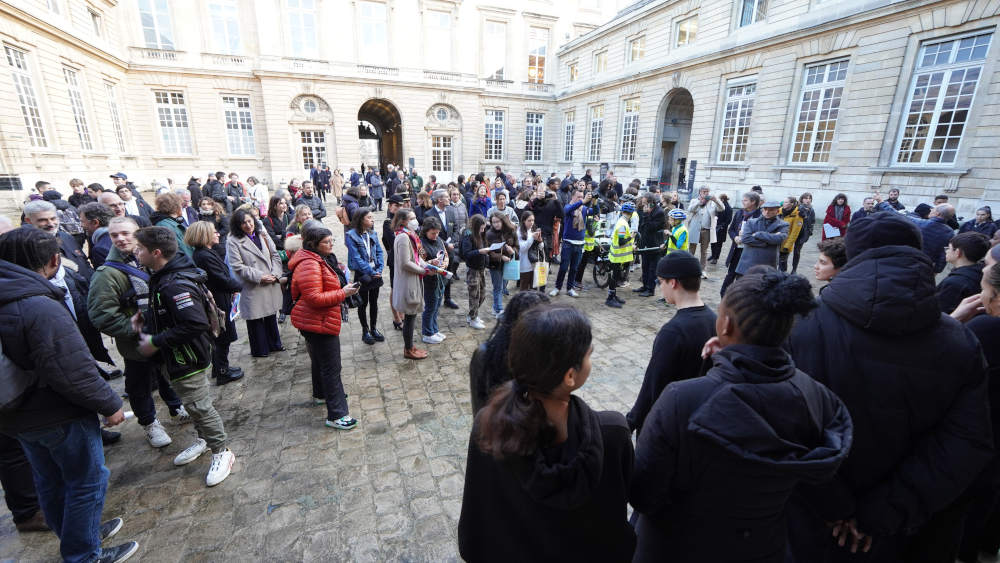 Vue vers le vestibule d’entrée des invités dans la cour de la Monnaie de Paris
