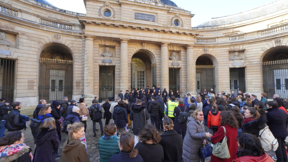 Vue vers le bâtiment des invités dans la cour de la Monnaie de Paris