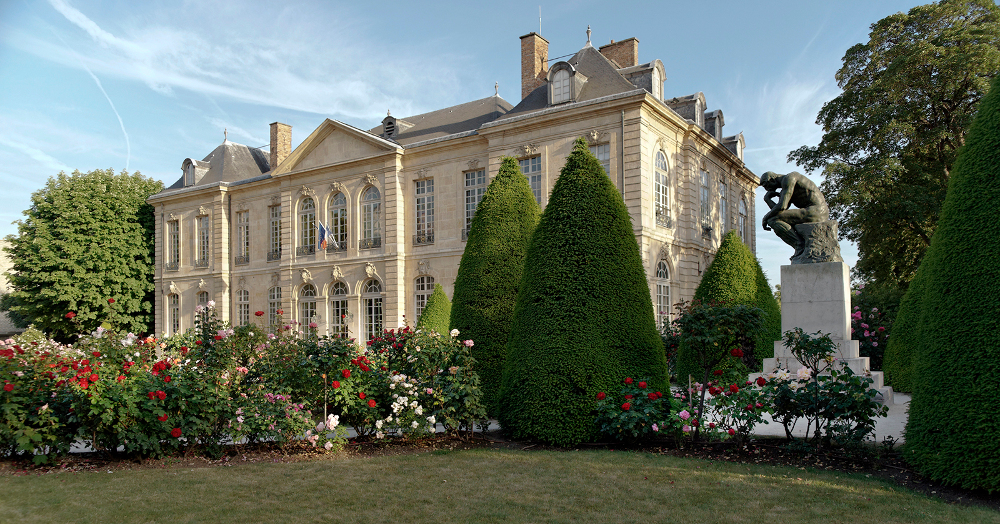Musée Rodin : vue de l’hôtel Biron à Paris, au premier plan à droite sur un piédestal, le Penseur