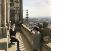 Visite en direct des tours de la cathédrale de Reims : un vidéaste de dos filme une intervenante