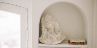 Buste de Molière dans une niche au côté de tissus pliés