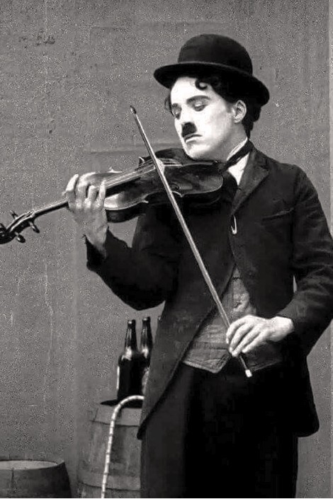 Charlie Chaplin joue du violon dans un bar, ‘The Vagabond’ (‘Charlot musicien’, 1916)