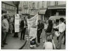 Vente de vignettes au marché de Montmartre, pour la fête de l’Humanité, 27 août 1972