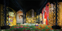 Vue de l’Atelier des lumières : des peintures de Klimt en projection du sol jusqu’au plafond