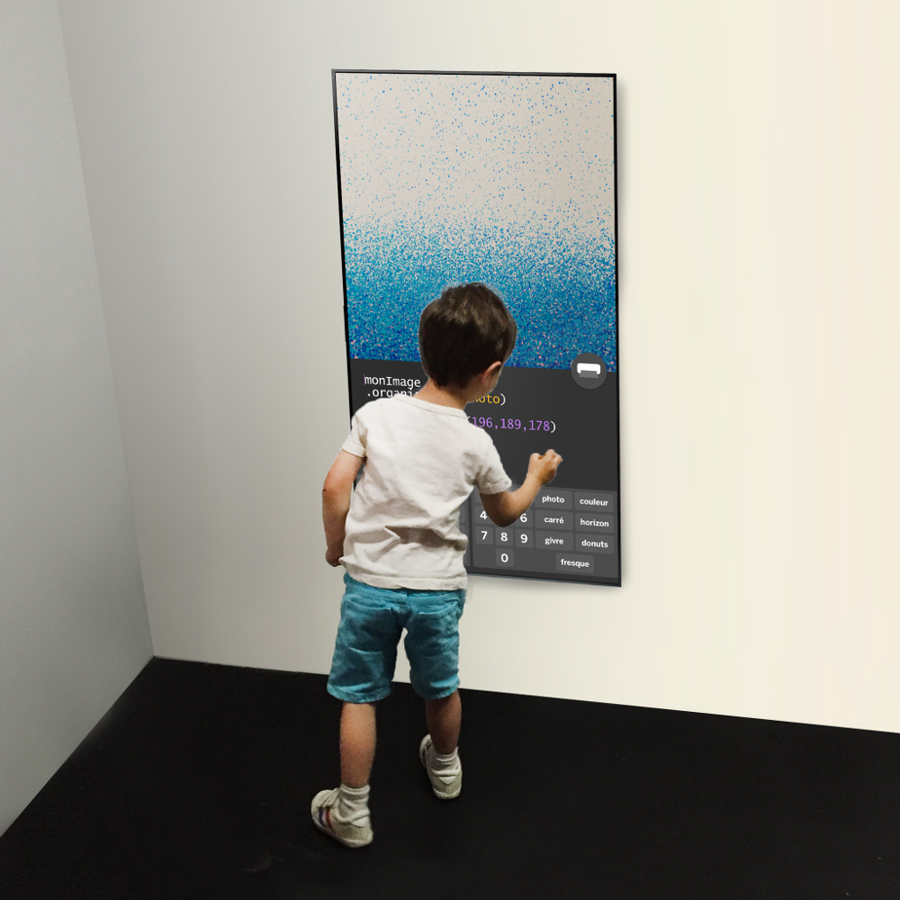 Un écolier devant un tableau numérique interactif