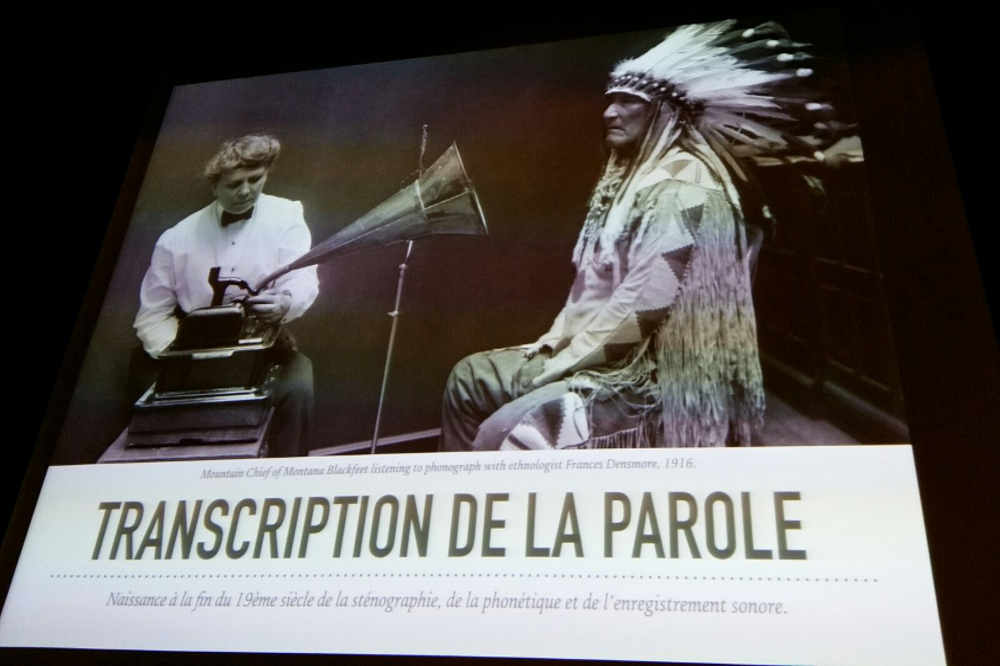 ‘TRANSCRIPTION DE LA PAROLE’ : un chef indien écoute un phonographe