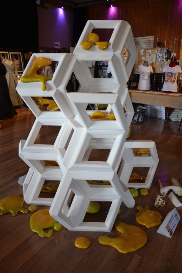 Structure de cubes ajourés empilés et des flaques - ArtExpro 2014